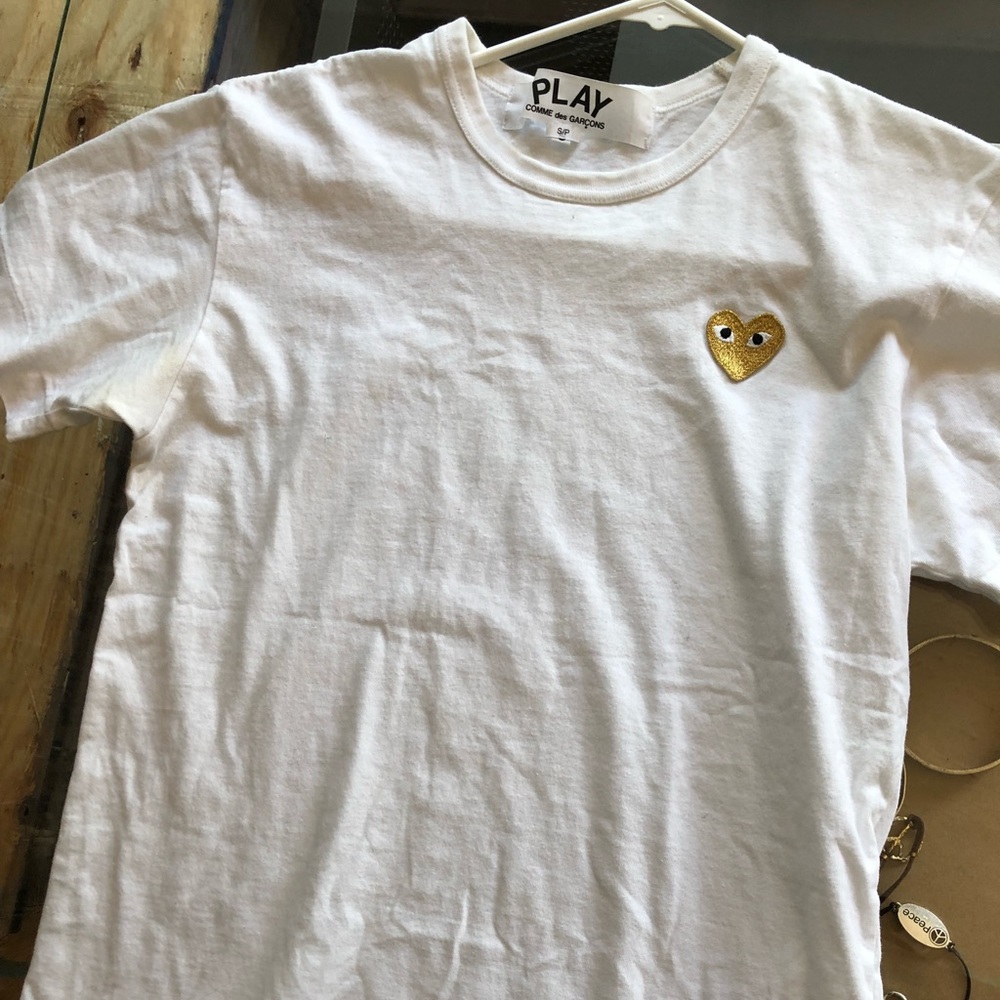 Comme des Garçons play gold heart tee